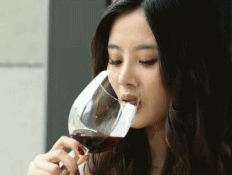 独自喝红酒的美女
