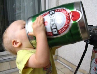 大口喝啤酒的小朋友