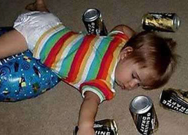 喝醉爬倒的小朋友