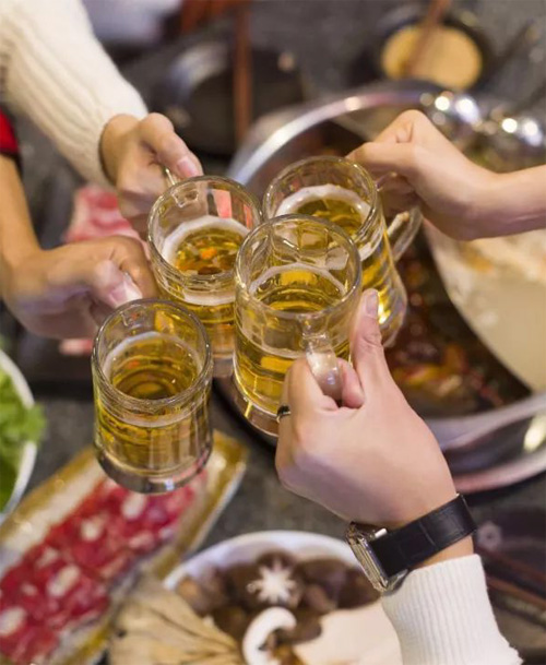 聚餐喝啤酒，千杯不醉好酒量