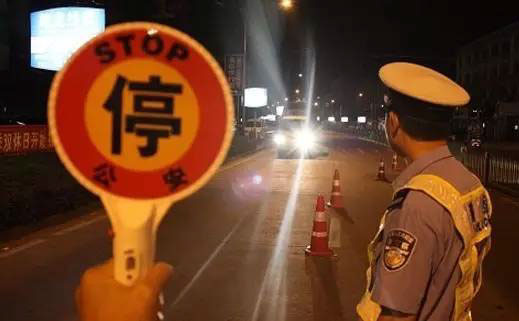 切勿酒驾，交警叔叔路口等着你