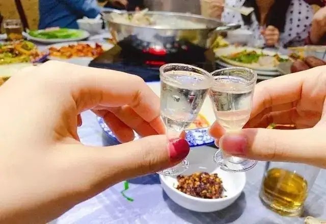 酒杯一端，今天不醉不归