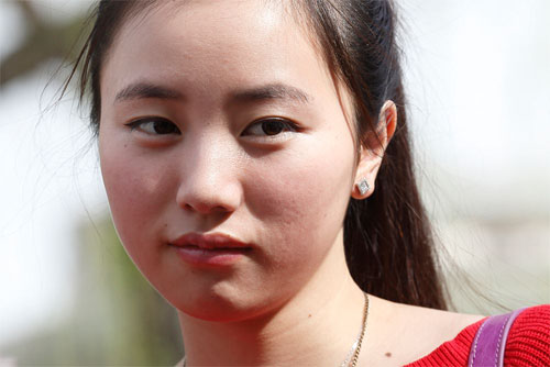 羞涩脸红害羞的素颜美女