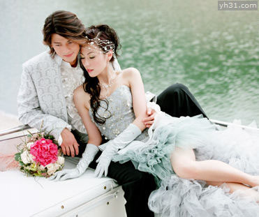 湖边浪漫婚纱照