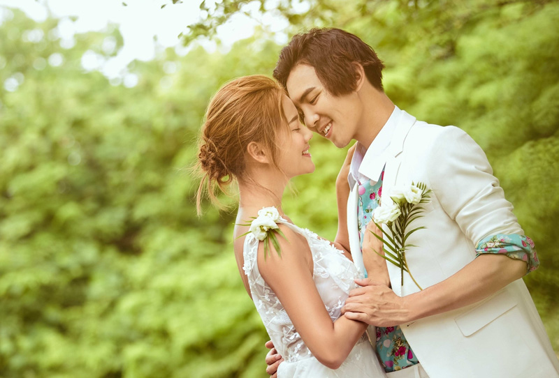 新婚夫妻陶醉于甜蜜的爱情里