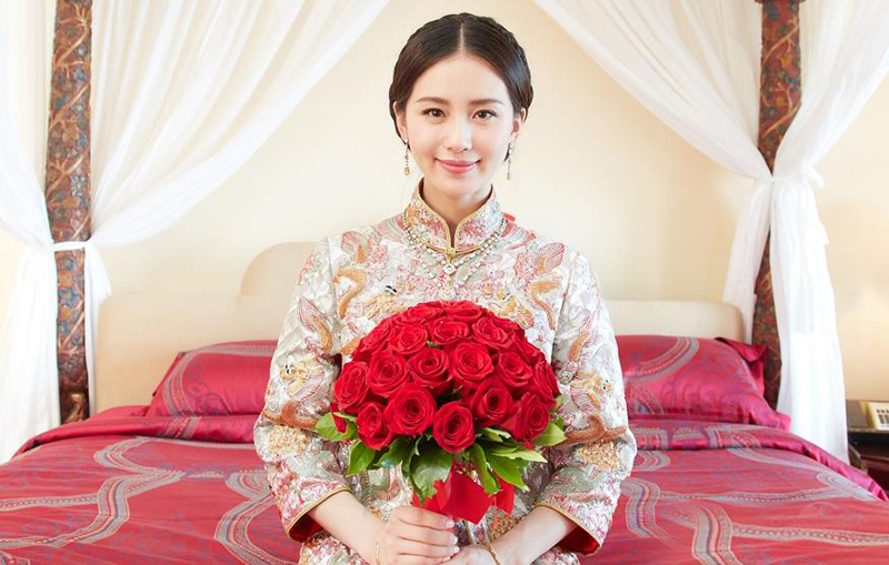 坐在床上的美丽新娘子