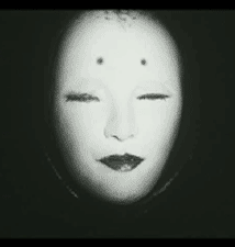 一张白脸的吓人微笑