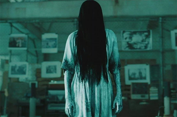 长发女鬼突然站立在面前