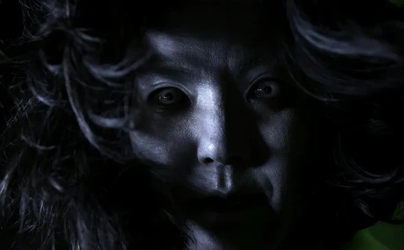 黑夜中有一双恐怖的眼睛盯着你