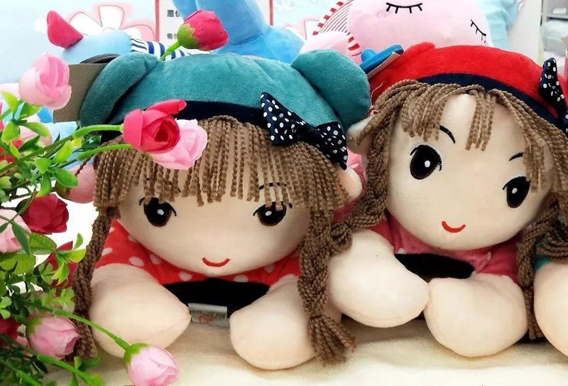 小女孩喜爱的卡通小娃娃