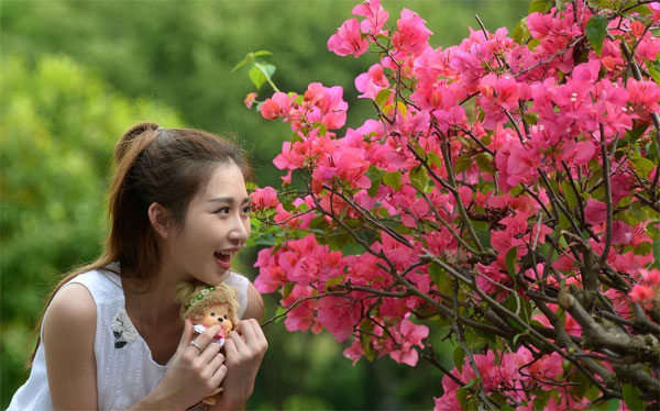 花儿真香，美女笑得真灿烂