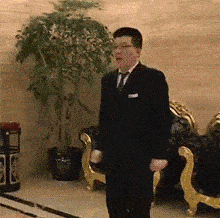 开心得跳起舞来的西装男