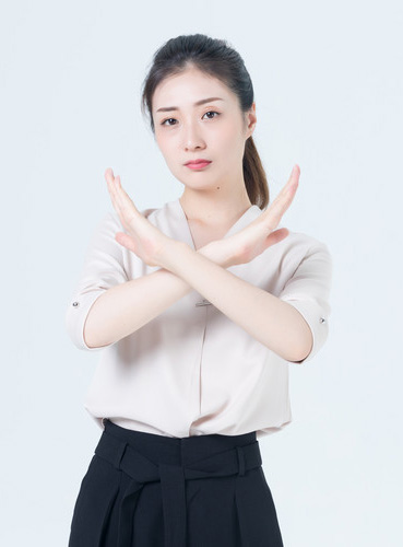 美女双手放胸前交叉拒绝的手势