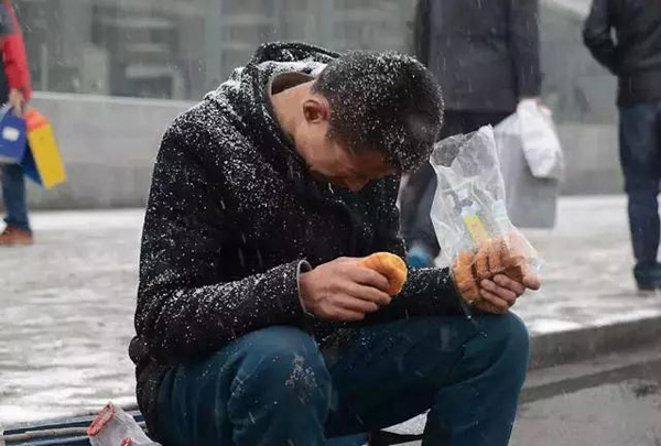 雪天里的男人，为了生计劳碌奔波