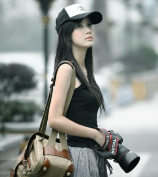 苗条的美女记者