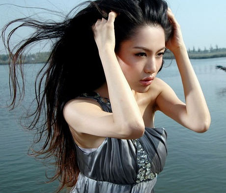 海上兜风的女子