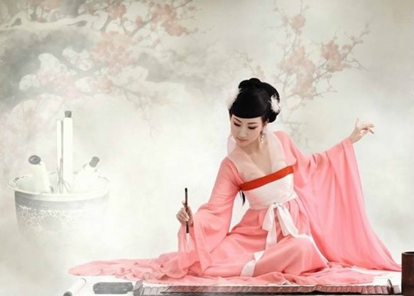 潜心作画的古典美女