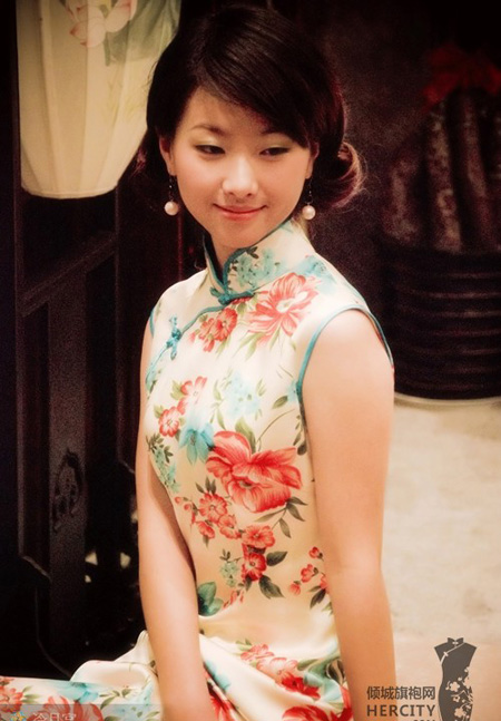 小眼睛的古装传统女子