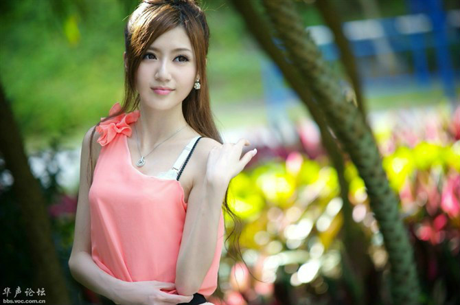 如水一般清澈的美丽女孩