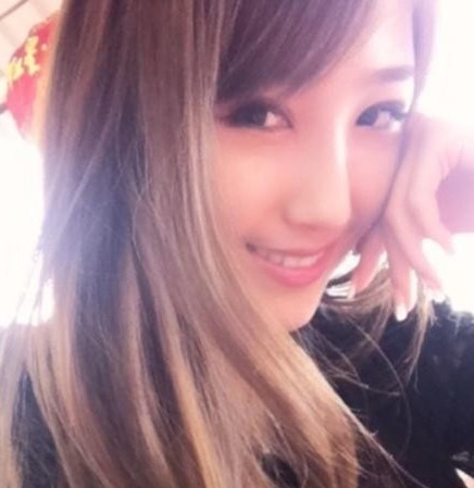 笑嘻嘻的美女大头照片