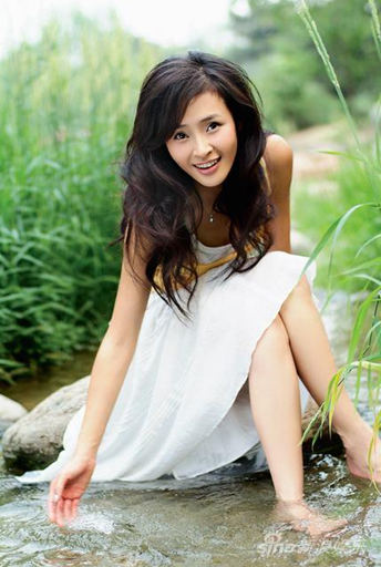 坐在溪边玩水的靓女