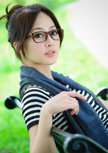 戴眼镜的职业女性
