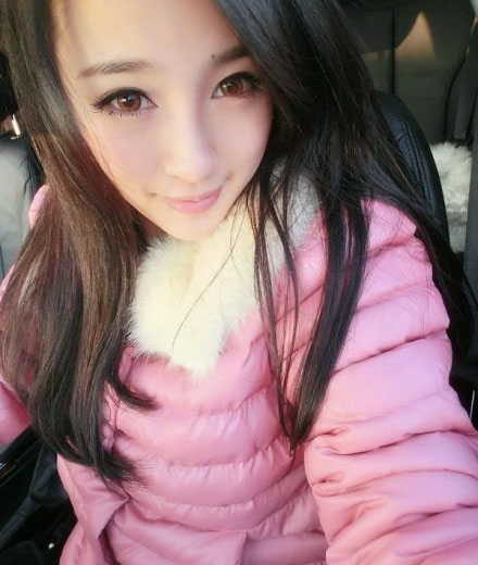 穿羽绒衣的可爱女生