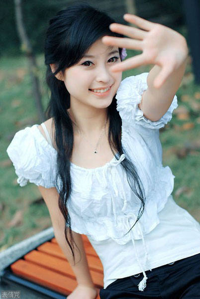 美女挥挥手，漂亮又迷人