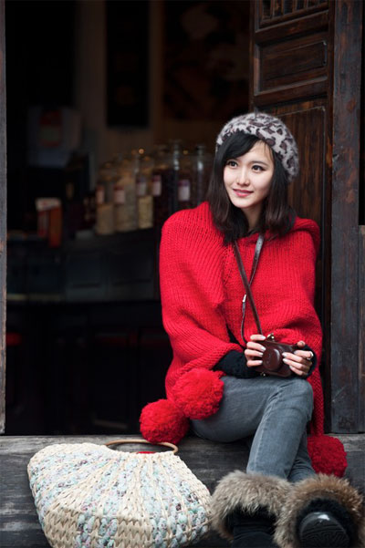 穿红衣服的清秀女子