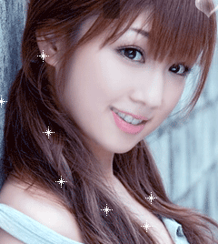 眨眼睛的美丽女子