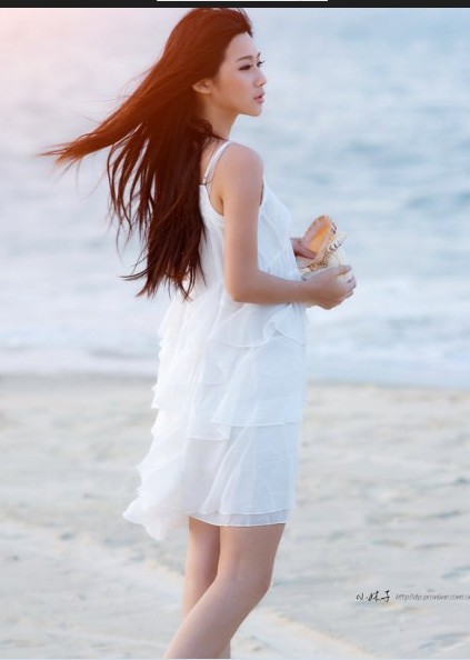 吹海风的动人女子