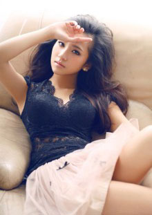 躺在沙发上的魅力女人