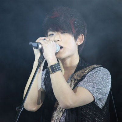 深情唱歌的帅哥