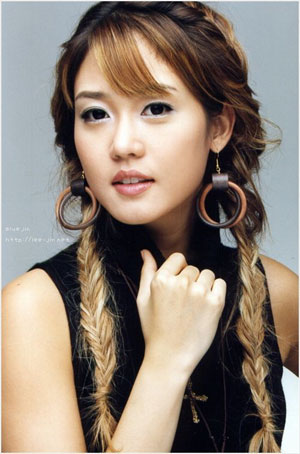 戴大耳环的美女