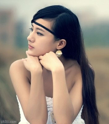 漂亮女人的侧身照片