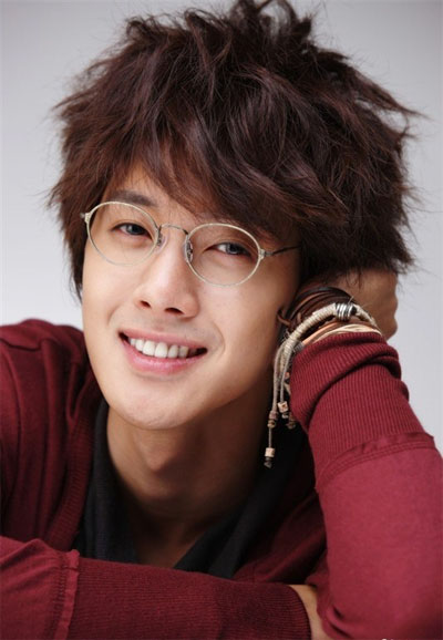 戴眼镜的个性帅男