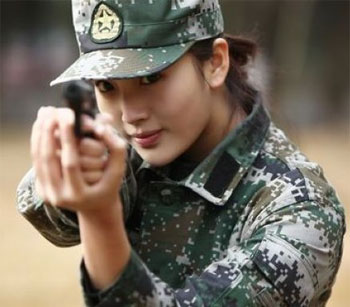 威风的女军人