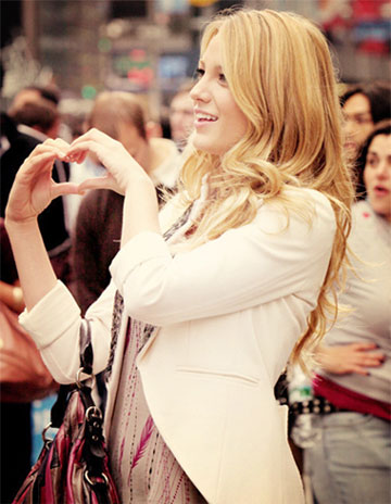 金发美女用手做心形