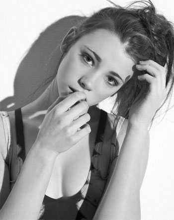 灰白色的外国美女照片