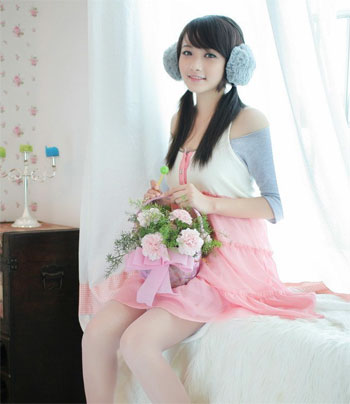 坐在床边的美丽小女人