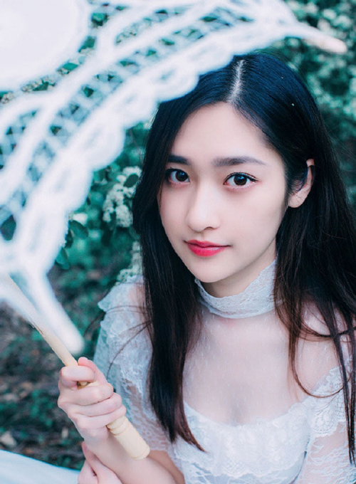 眉清目秀的端装淑女