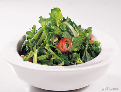 装在盘子里的野菜