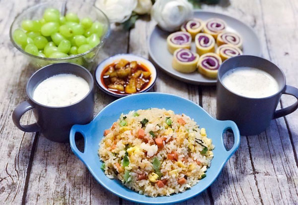 牛奶配炒饭，美味营养的早餐