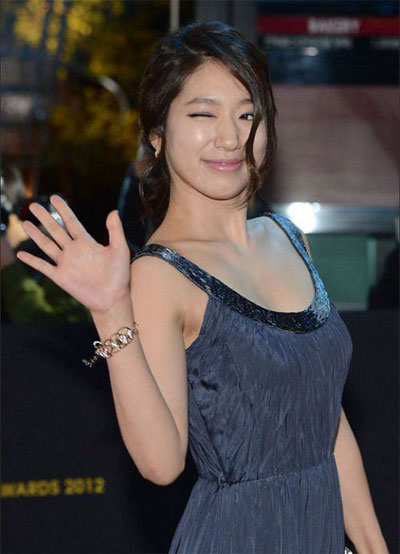 美女出场挥手打招呼