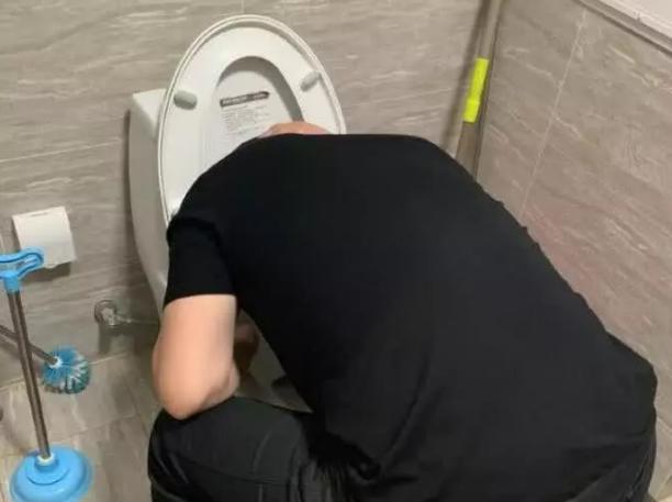 喝太多了，必须马桶上吐一下