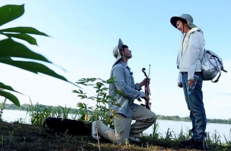 单膝下跪，在户外旅行中求婚
