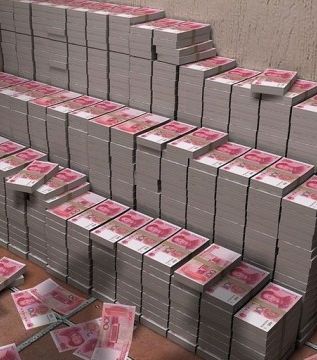 堆积成山的百元大钞