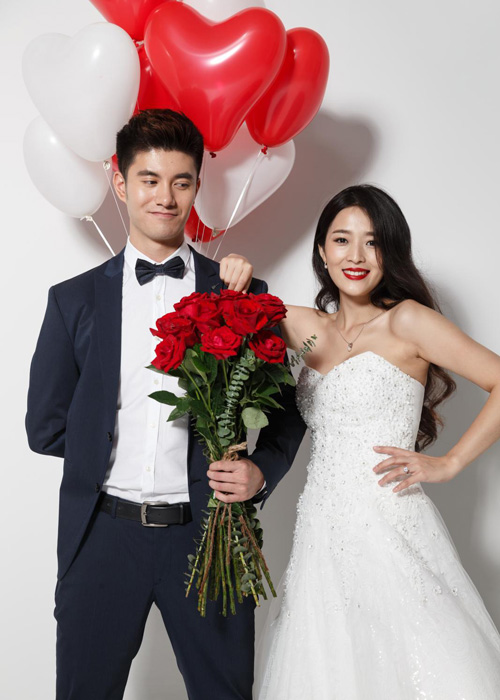 一对幸福的新婚男女拍结婚照