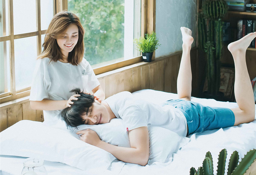 一对恋人在家享受甜蜜温馨的幸福时光
