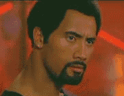 瞪右眼的男人